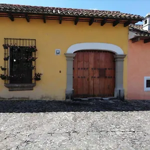 casa-madrigal.guatemalaantiguahotels.com/